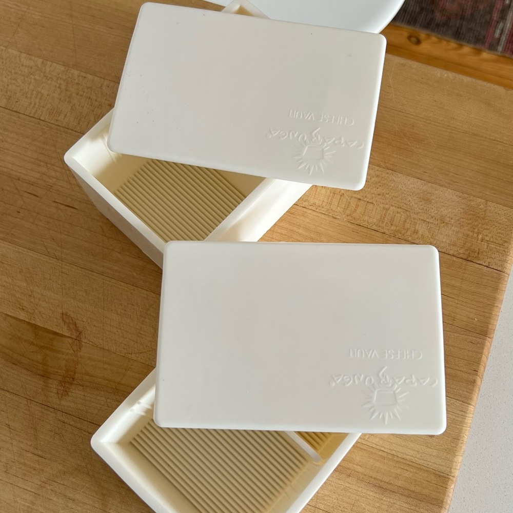Capabunga set of 2 Cheese Vault with Lid